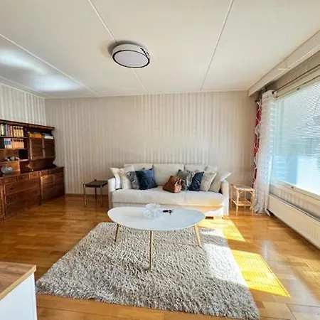 Ilona Apartment, Escape 2 アパート