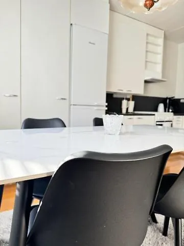 Ilona Apartment, Escape 2 *